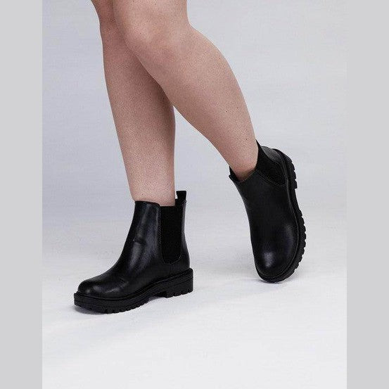 Fortune Dynamic vacation leather boots in black with a sleek design and durable sole for stylish comfort