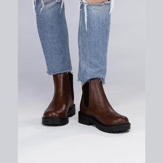 Fortune Dynamic vacation leather boots in brown with a rugged sole for stylish comfort