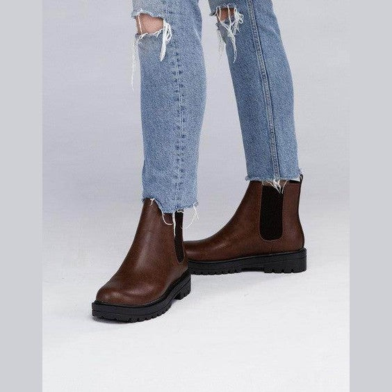Fortune Dynamic vacation leather boots in brown with a sleek design for stylish comfort