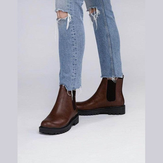 Fortune Dynamic vacation leather boots in brown with a sleek design and comfortable fit for everyday wear