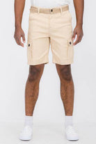 Men's vacation style cargo shorts in beige with side pockets and a comfortable fit