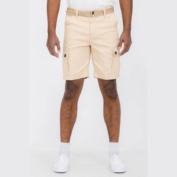 Men's vacation style cargo shorts in beige with side pockets and a comfortable fit