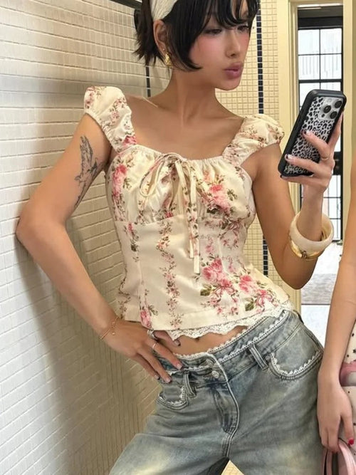 VacationGrabs floral puff sleeve corset top with lace trim worn by a woman in a mirror selfie