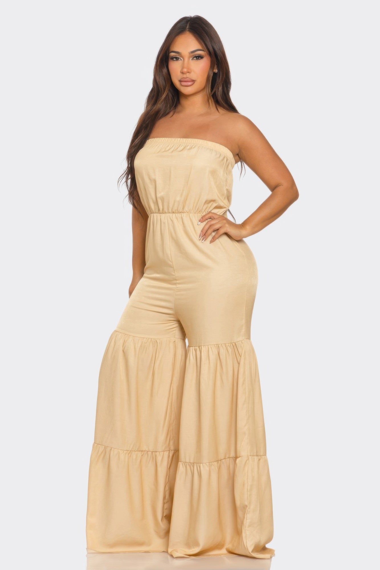 Elegant strapless vacation jumpsuit in soft beige with flared legs and a comfortable fit