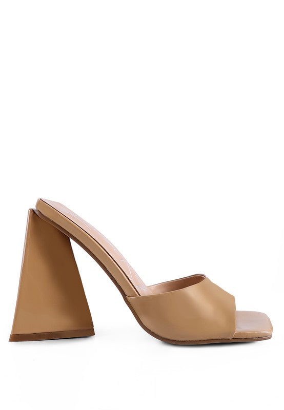 Women's triangular block heel sandals in nude, ideal for stylish summer outings