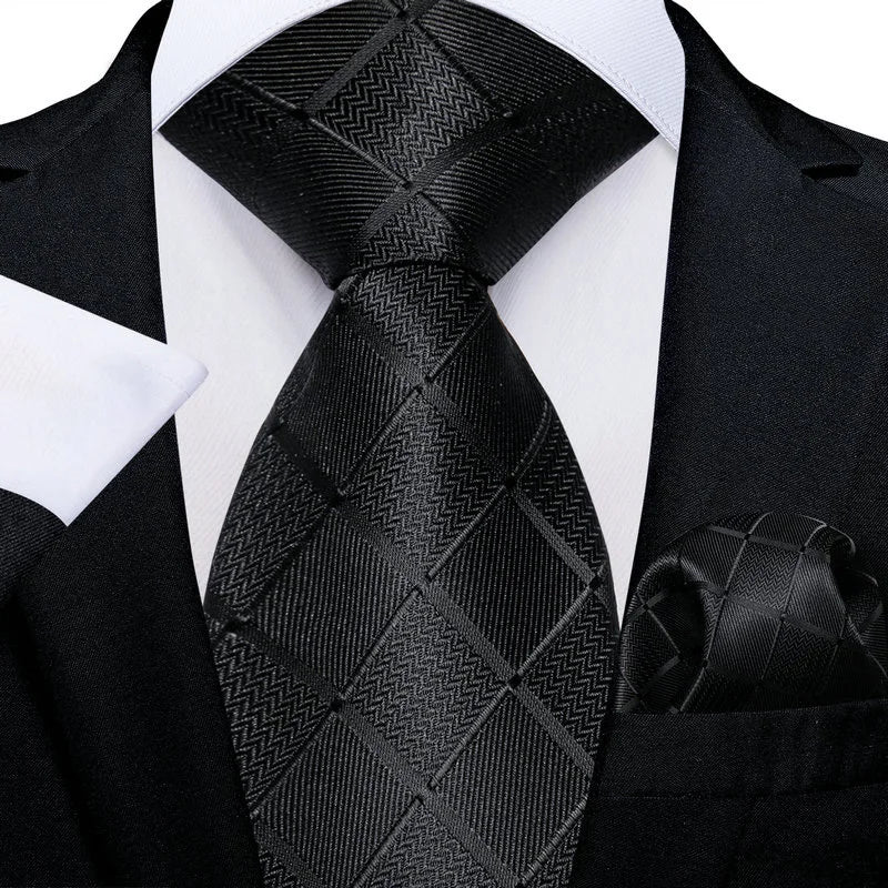 Men's black tie in textured fabric for formal occasions, how to tie men's tie