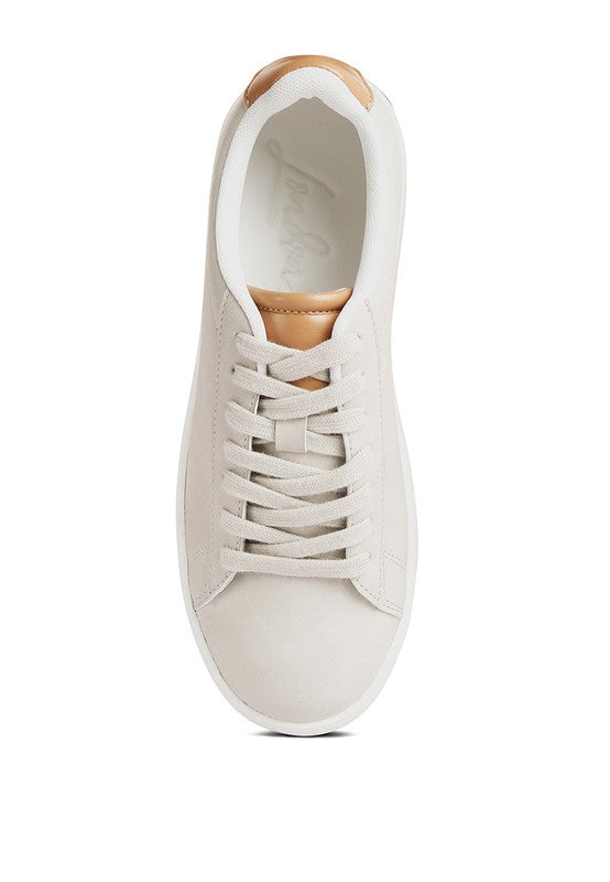 Women's white sneakers, leather, ideal walking shoes for sightseeing tours