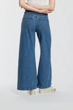 Women's wide-leg jeans in blue denim, casual style for everyday wear
