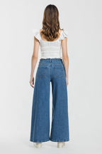 Women's wide-leg jeans in blue denim, perfect for casual days