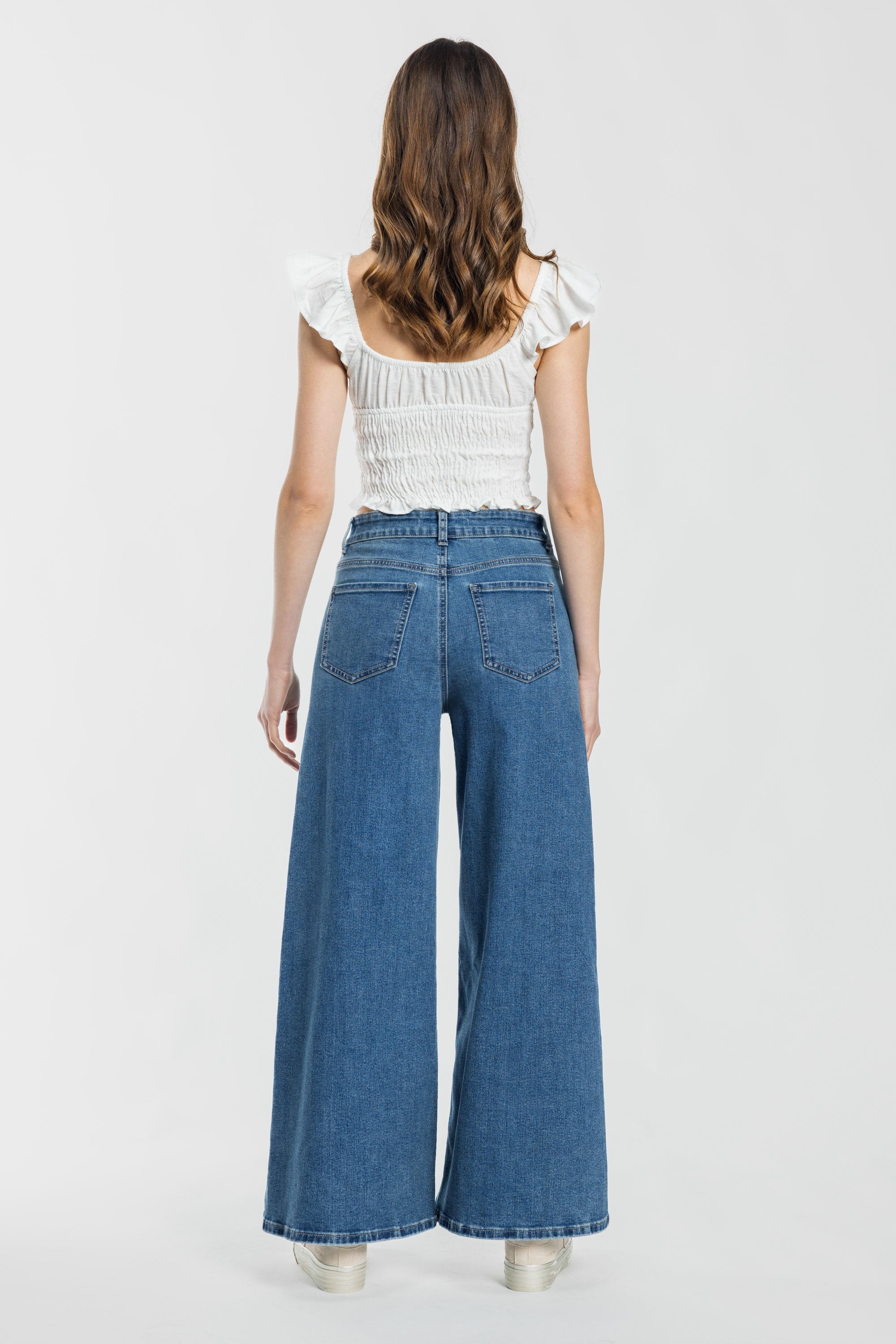 Women's wide-leg jeans in blue denim, perfect for casual days