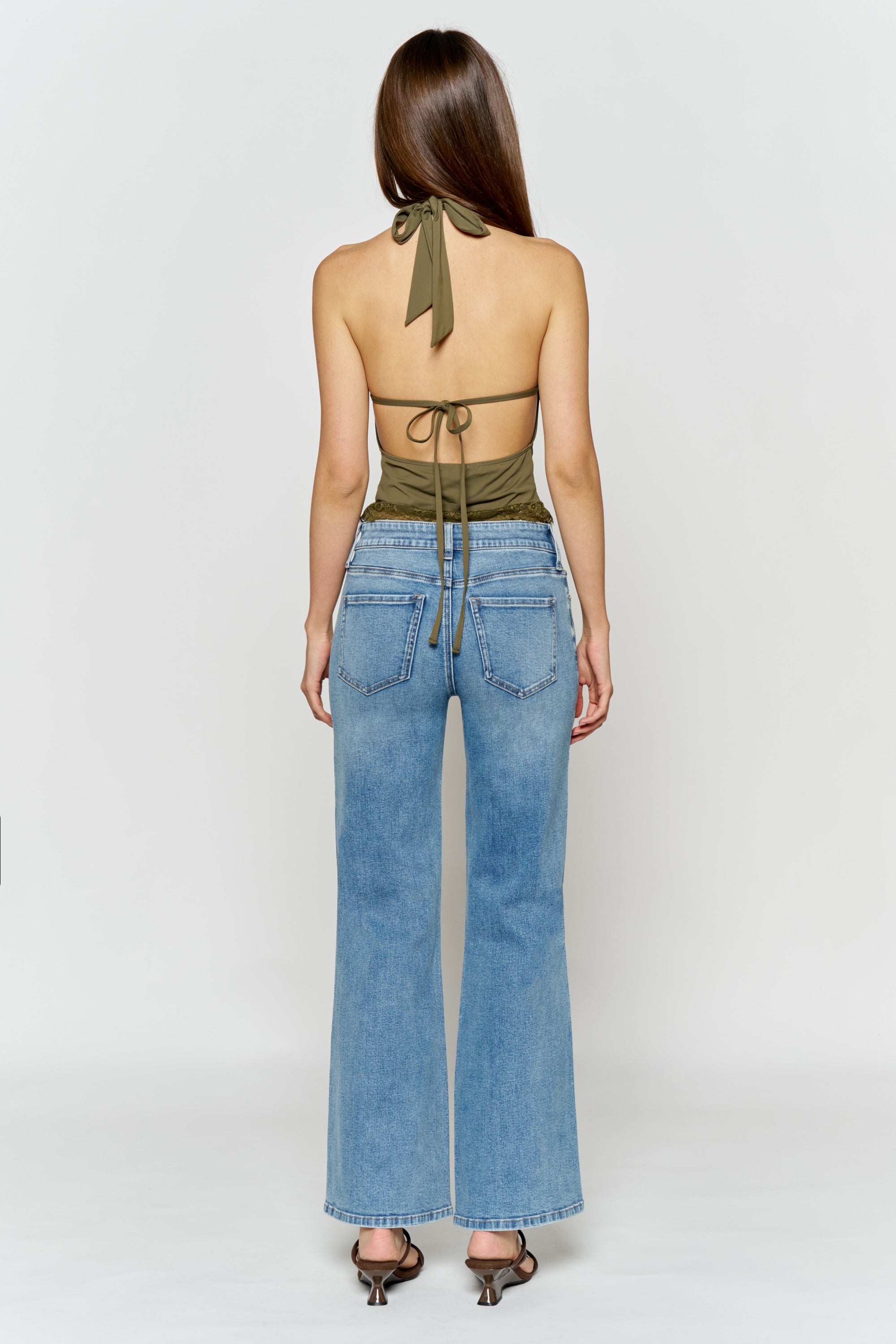 Women's wide-leg jeans in light blue, perfect for casual outings