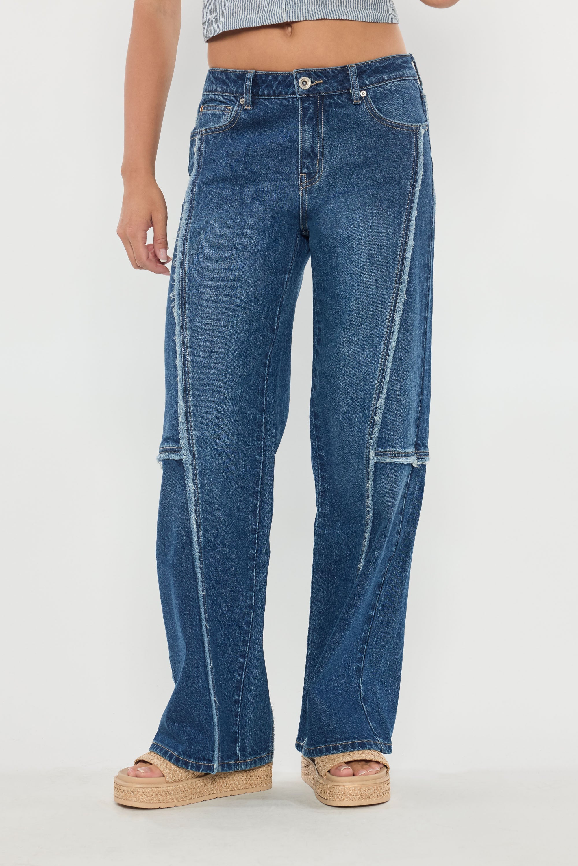 Women's wide-leg jeans in blue denim, perfect for casual wear