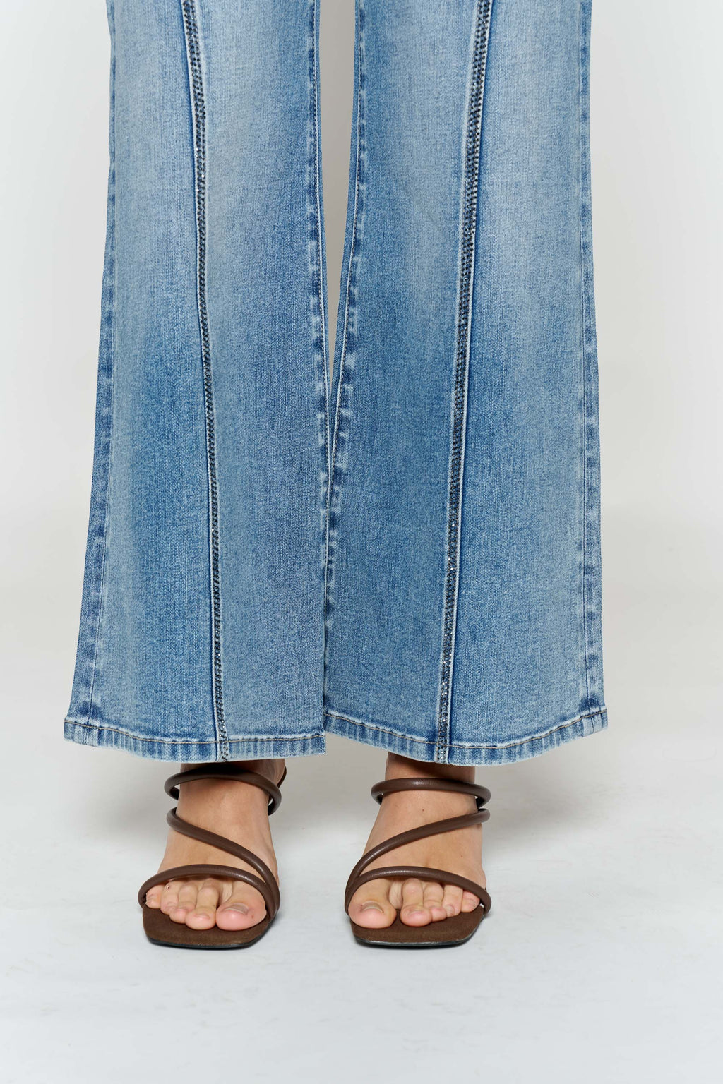 Women's wide-leg jeans in light blue denim, perfect for casual outings