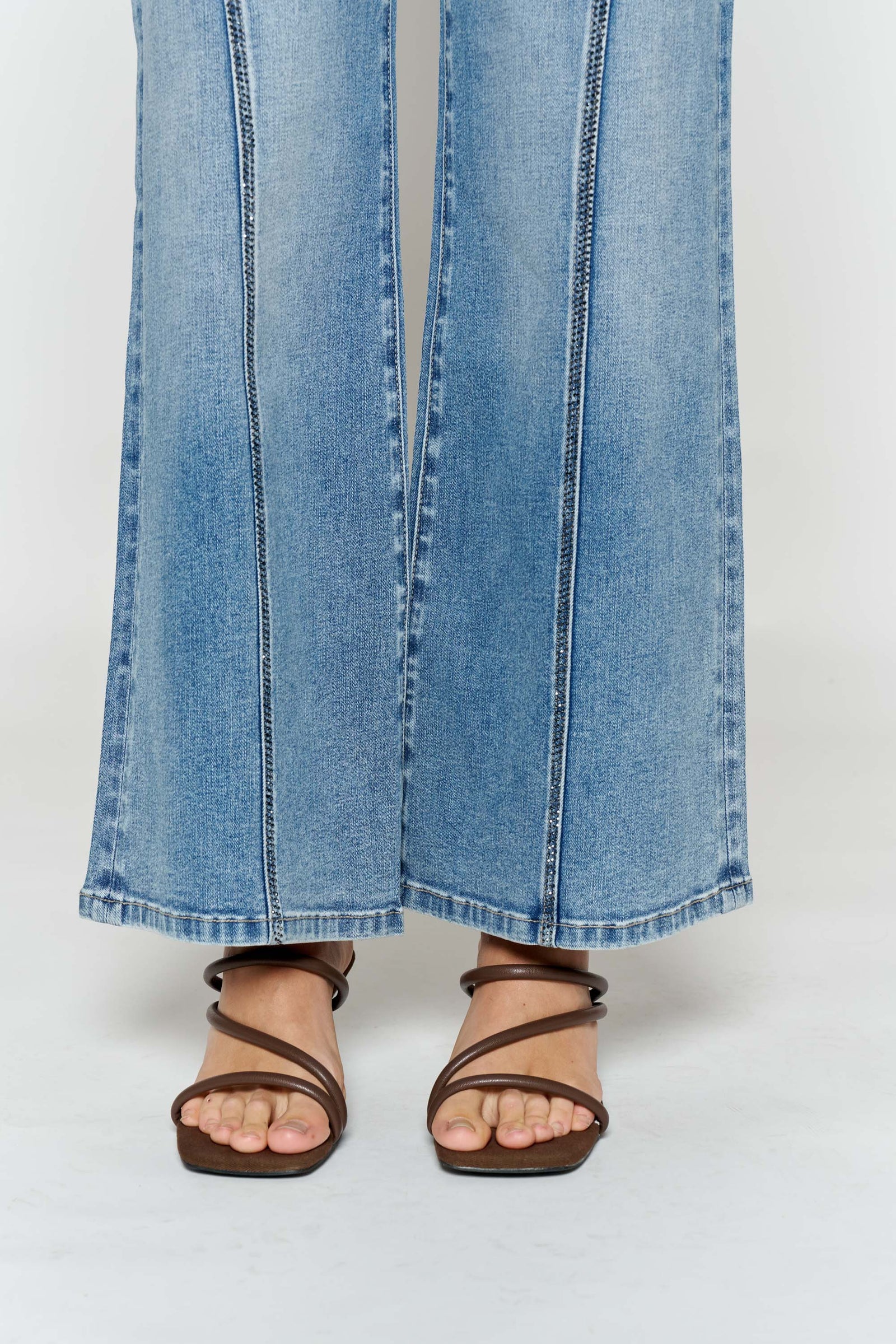 Women's wide-leg jeans in light blue denim, perfect for casual outings