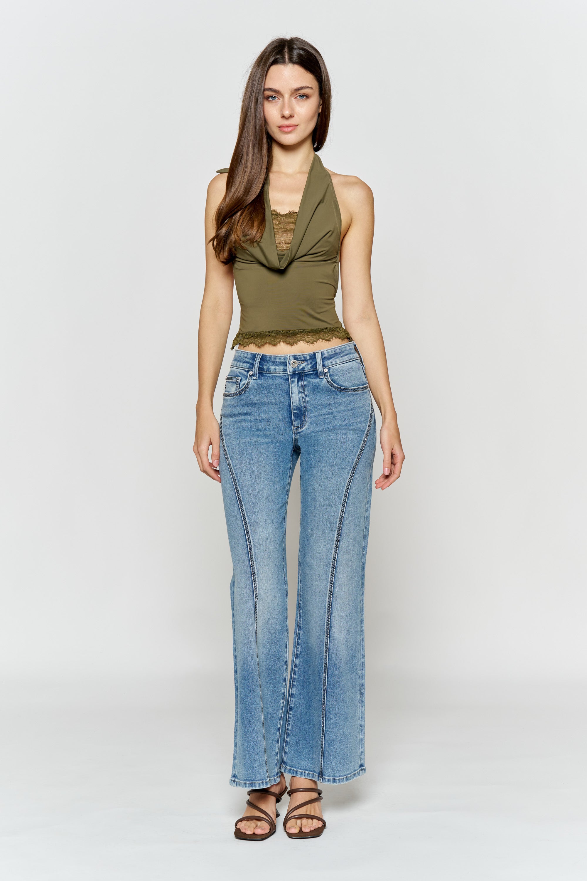 Women's wide-leg jeans in light blue denim, perfect for casual wear