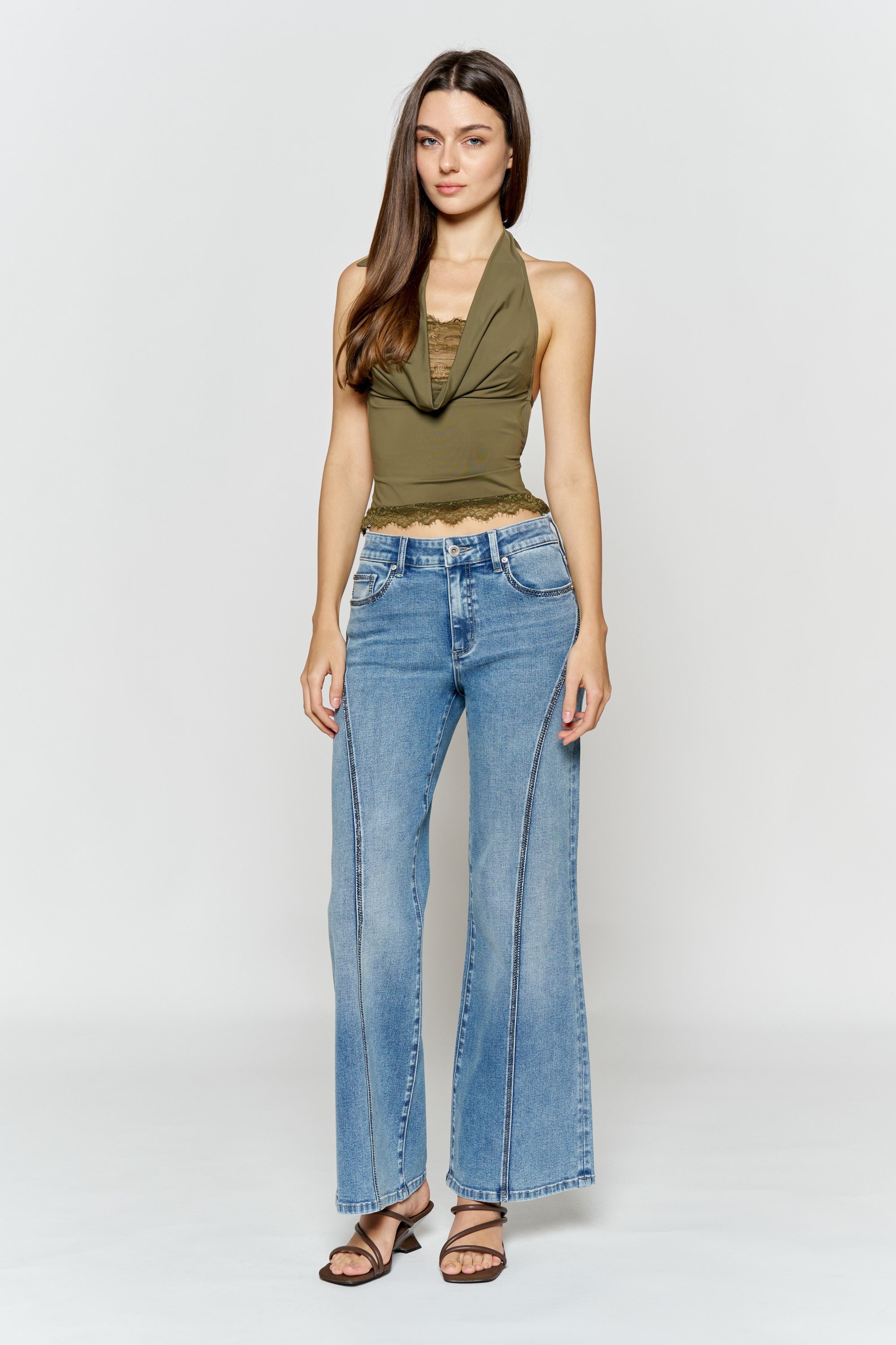 Women's wide-leg jeans in light blue denim, casual style