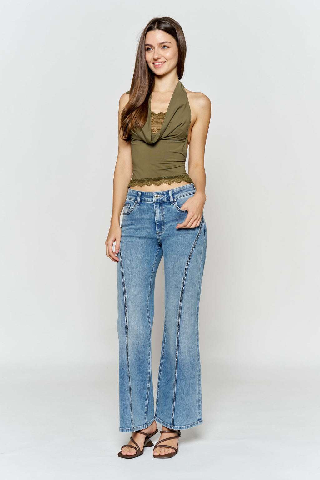 Women's wide-leg jeans in light blue denim for casual outings