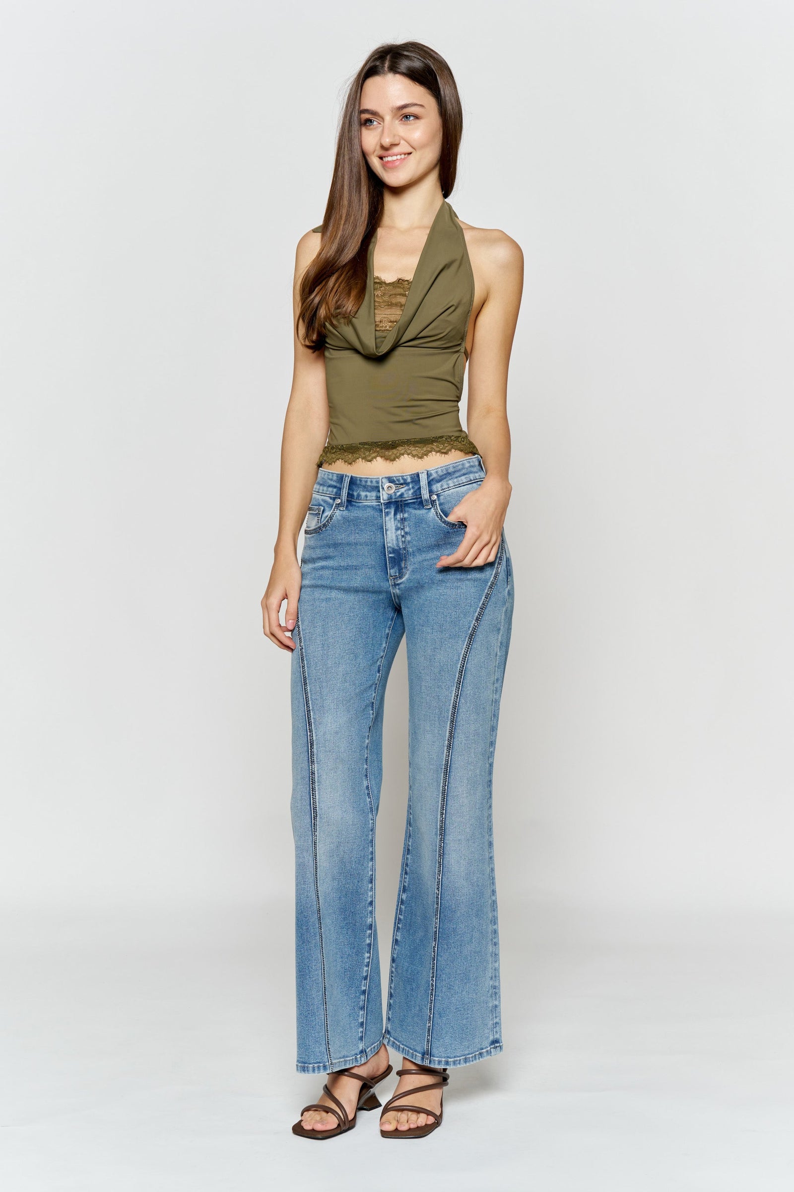 Women's wide-leg jeans in light blue denim for casual outings