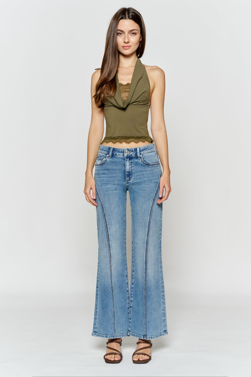Women's wide-leg jeans in light blue, perfect for casual outings