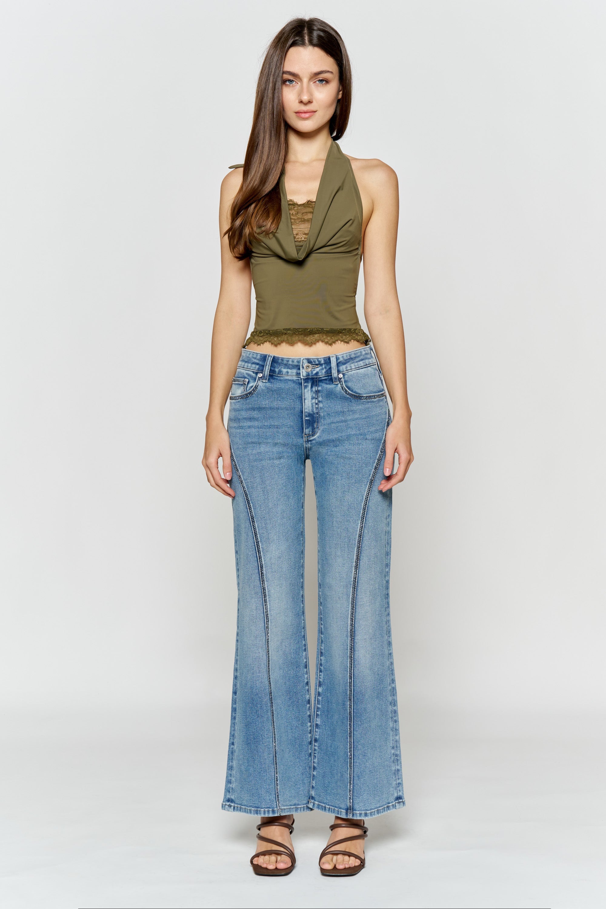Women's wide-leg jeans in light blue, perfect for casual outings
