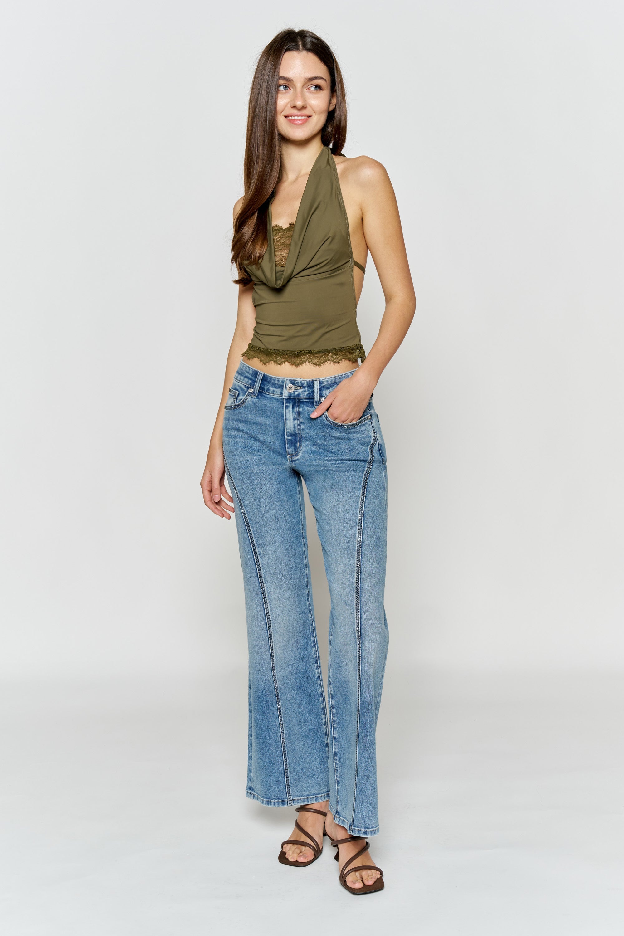 Women's wide-leg jeans in light blue denim, perfect for casual outings