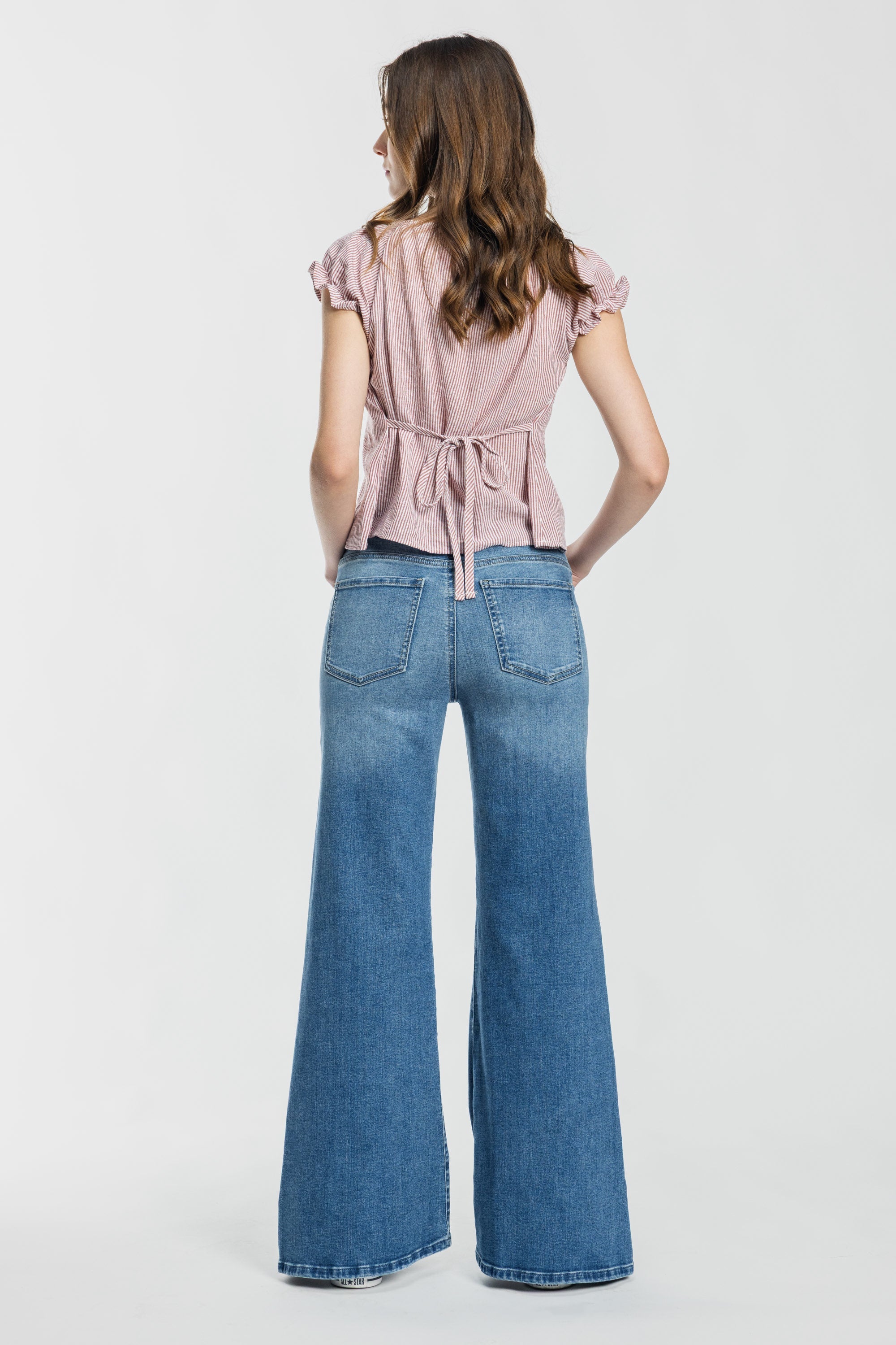 Women's blue wide-leg jeans, denim, perfect for casual wear.