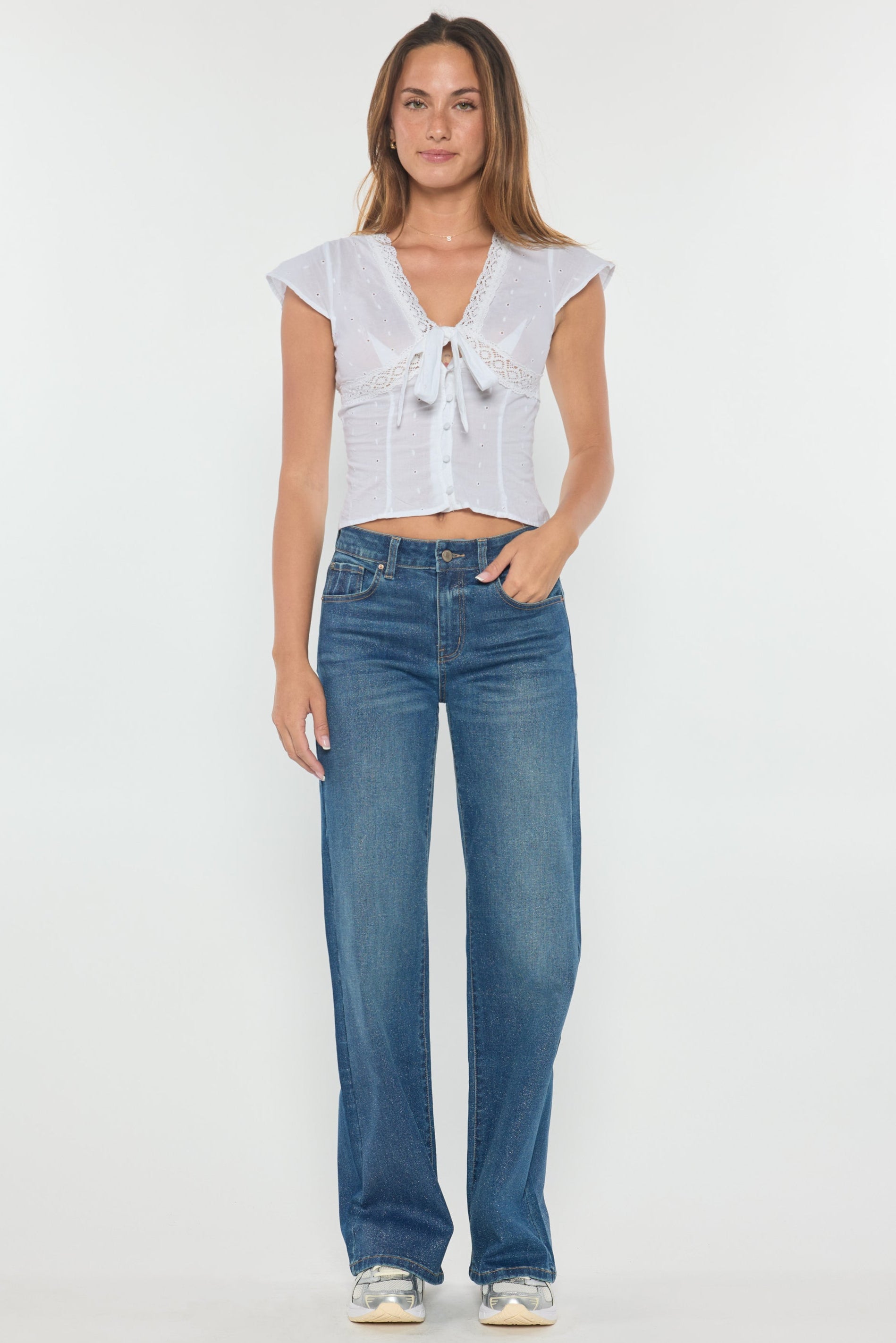 Women's wide-leg jeans in blue, perfect for casual outings