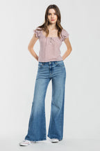Women's wide-leg jeans in blue denim, perfect for casual outings