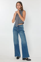 Women's wide-leg jeans in blue denim for casual everyday wear