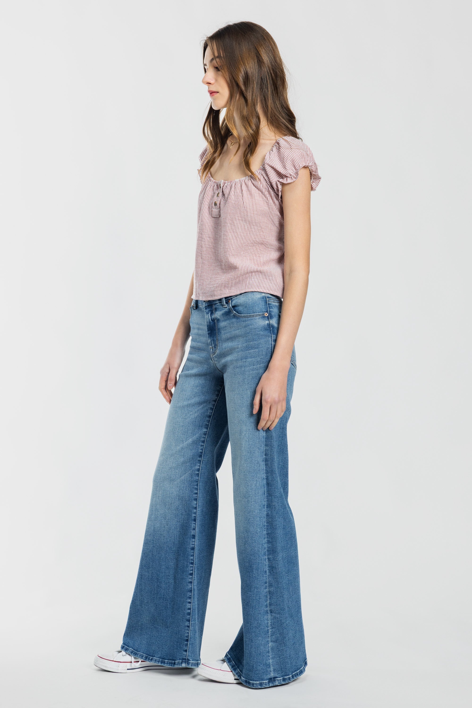 Women's wide-leg jeans in light blue denim for casual wear