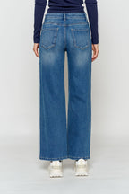 Women's wide-leg jeans in blue denim, versatile for casual wear