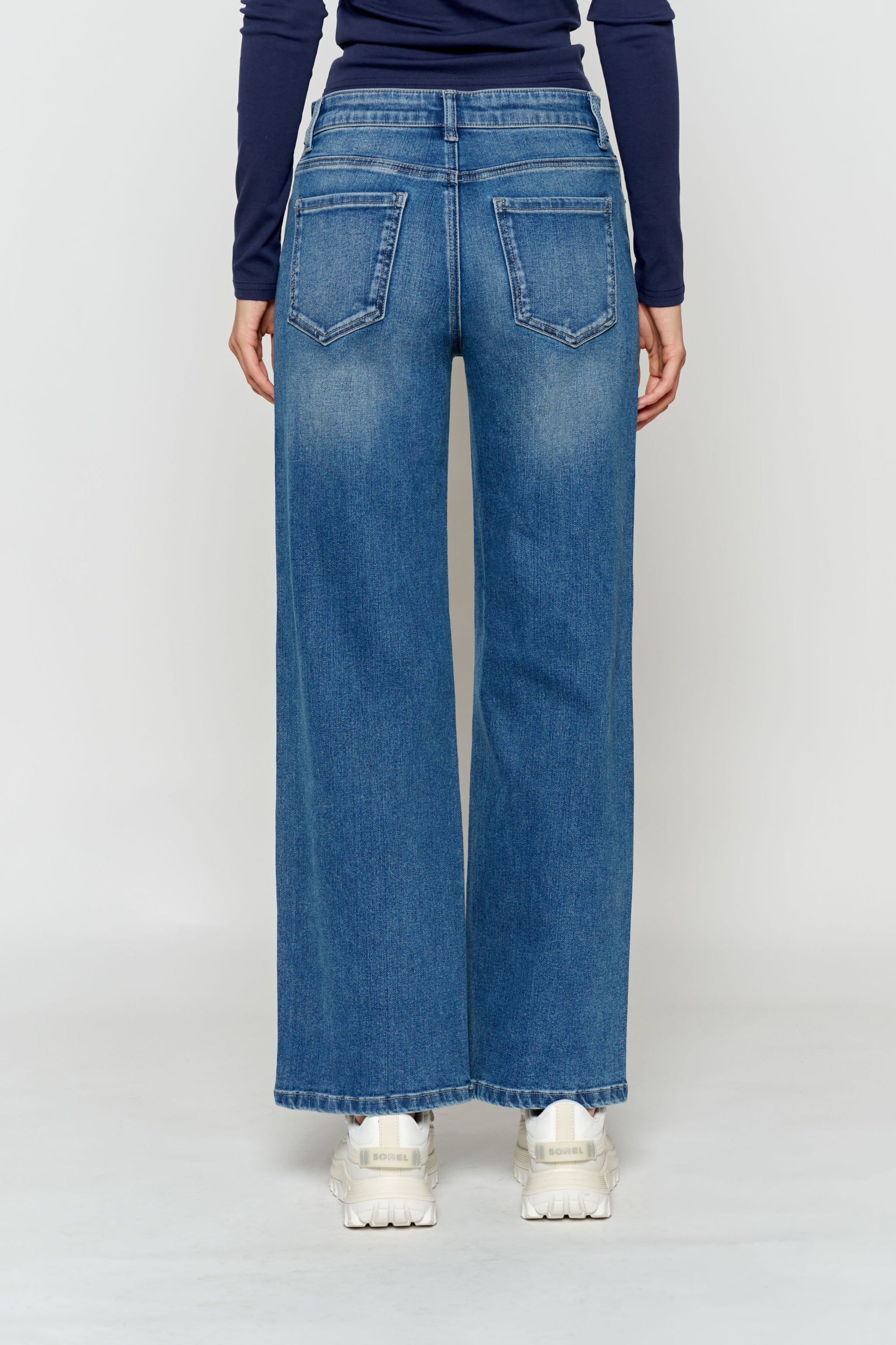 Women's wide-leg jeans in blue denim, versatile for casual wear