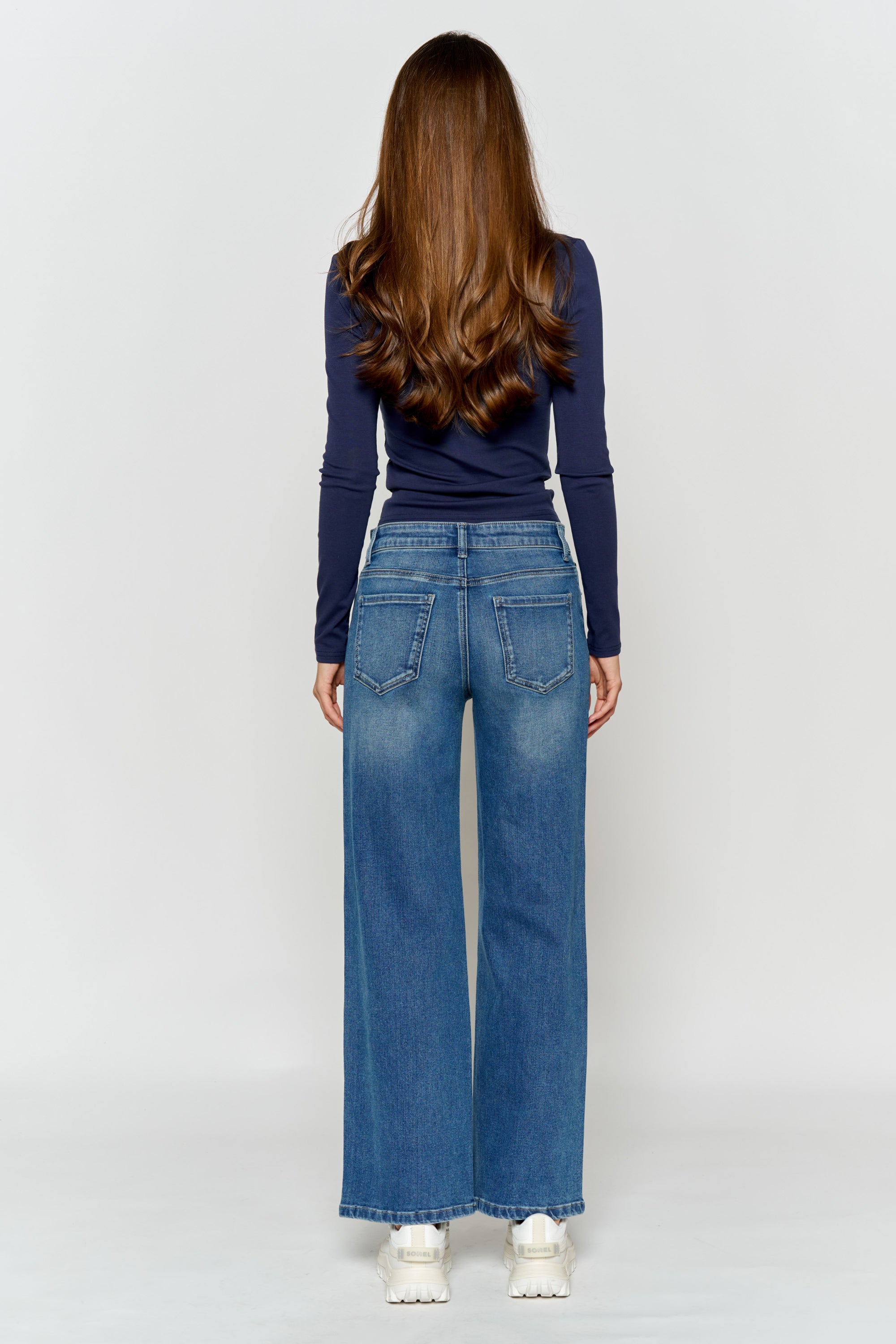 Women's blue wide-leg jeans, perfect for casual outings