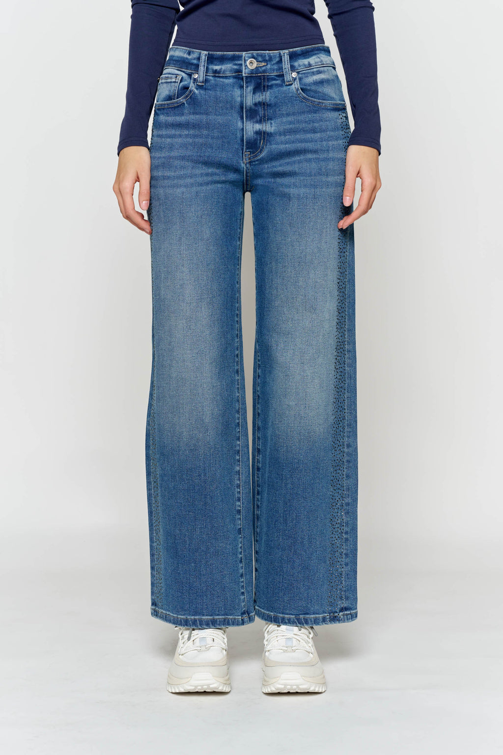 Women's wide-leg jeans in light blue denim, casual wear