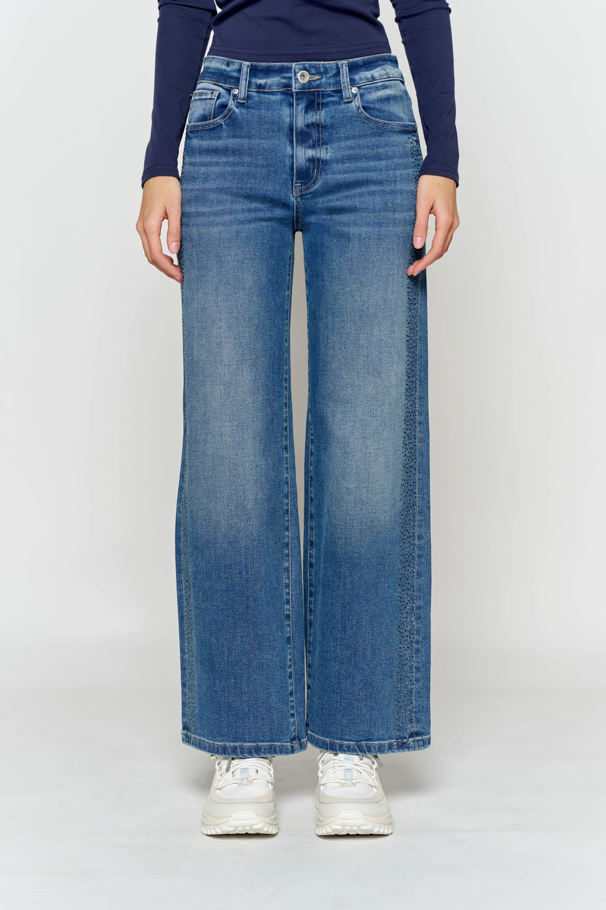 Women's wide-leg jeans in light blue denim, casual wear