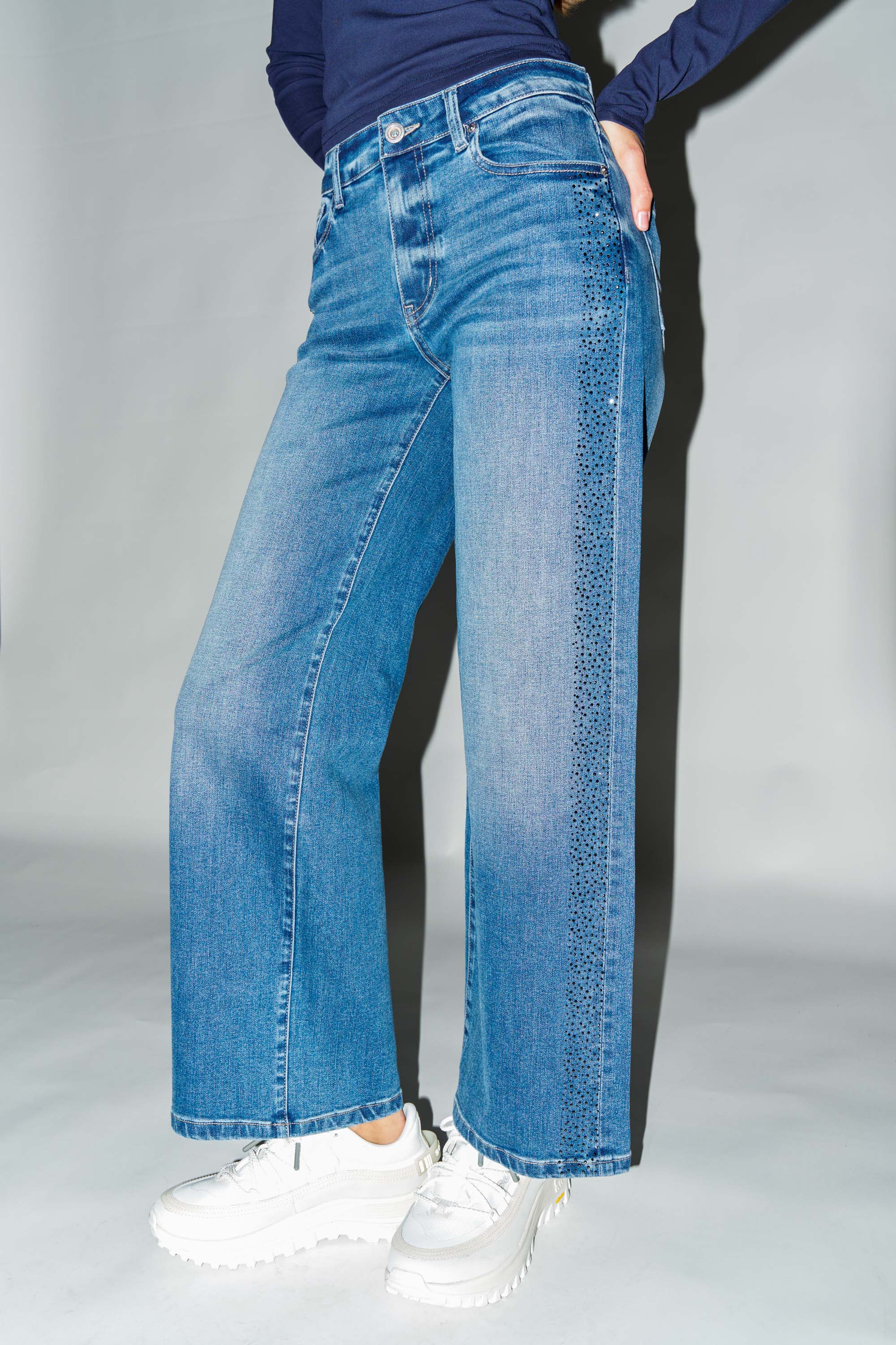 Women's wide-leg jeans in blue denim, perfect for casual outings