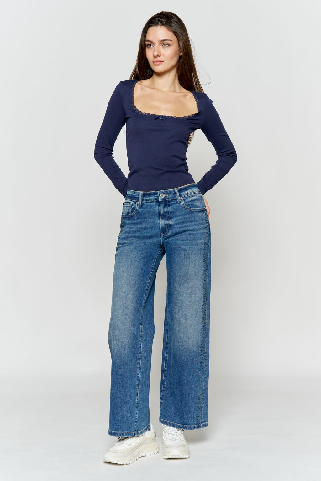 Women's wide-leg jeans in blue denim for casual wear