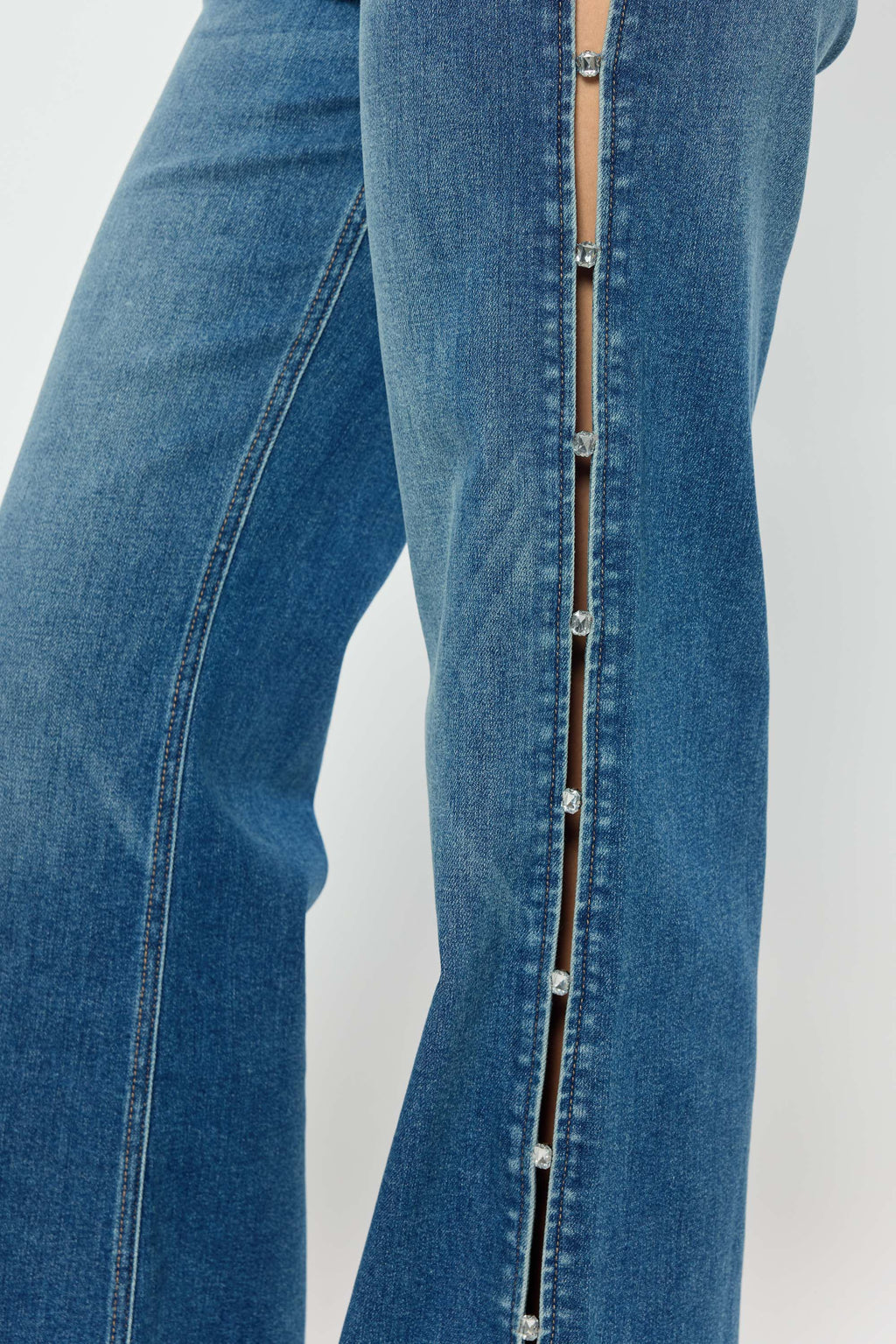 Women's wide-leg jeans in blue denim with button detail