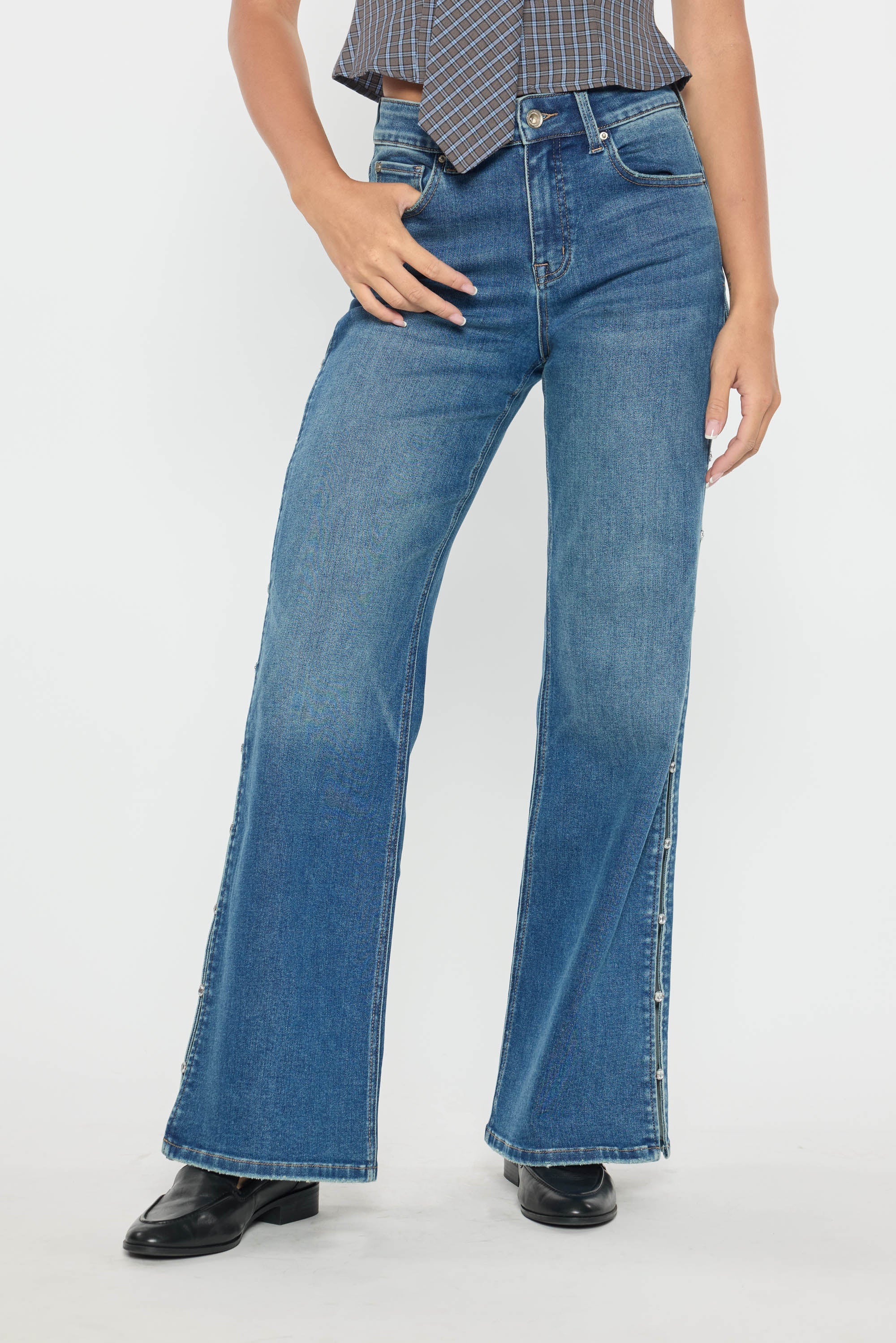 Women's wide-leg jeans in blue denim, perfect for casual outings