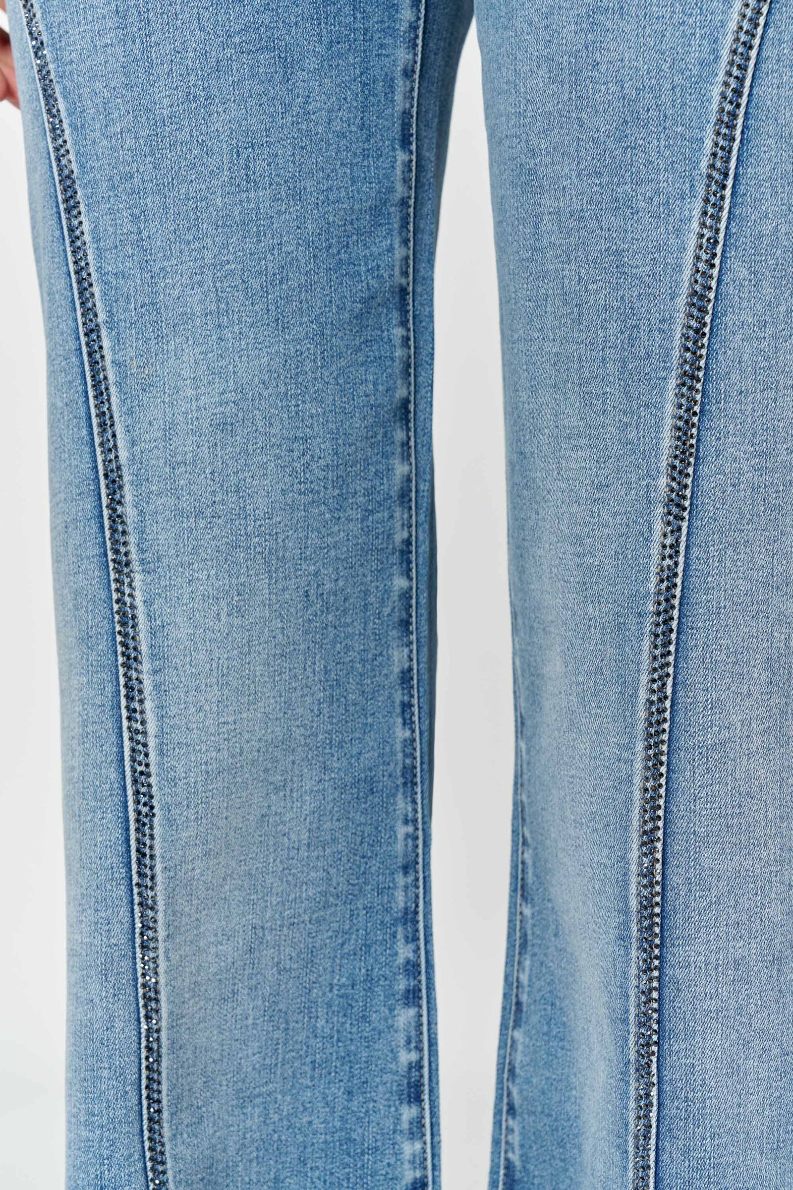 Women's wide-leg jeans in light blue denim for casual wear