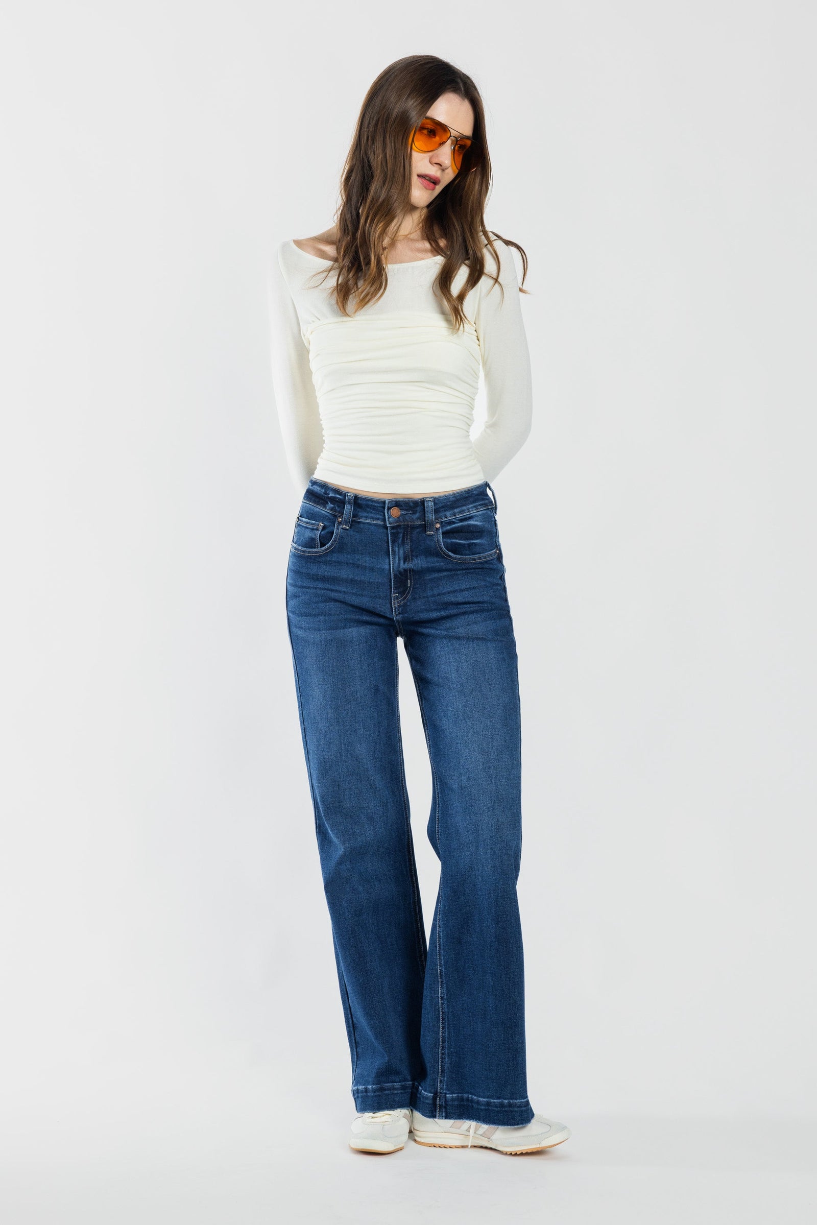 Women's blue wide-leg jeans, perfect for stylish casual wear