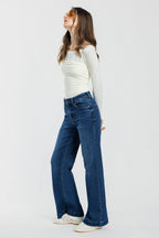 Women's wide-leg jeans in dark blue denim, ideal for casual wear