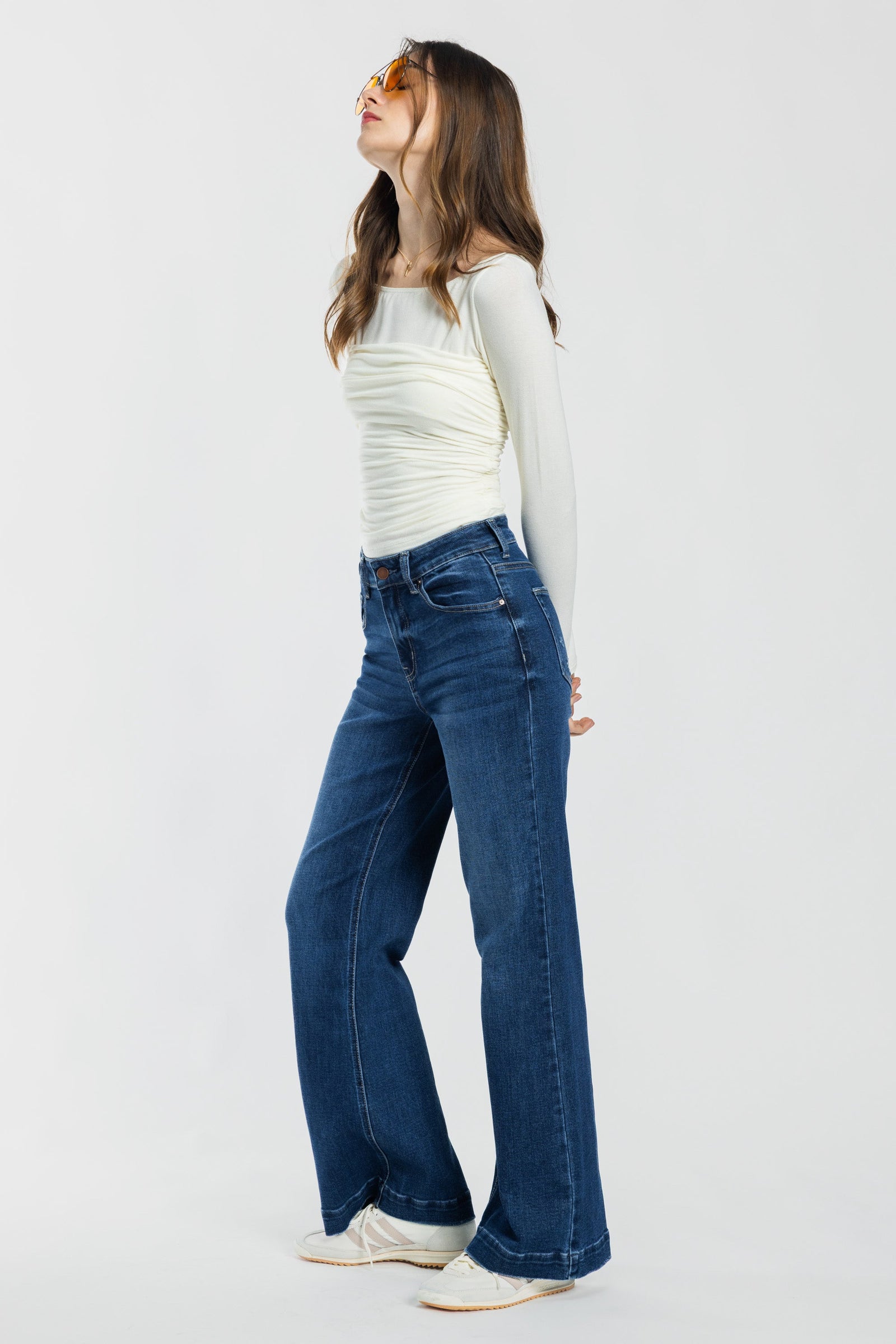 Women's wide-leg jeans in dark blue denim, ideal for casual wear
