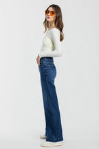 Women's wide-leg jeans in dark blue denim, perfect for casual outings