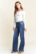 Women's wide-leg jeans in dark wash, perfect for casual outings