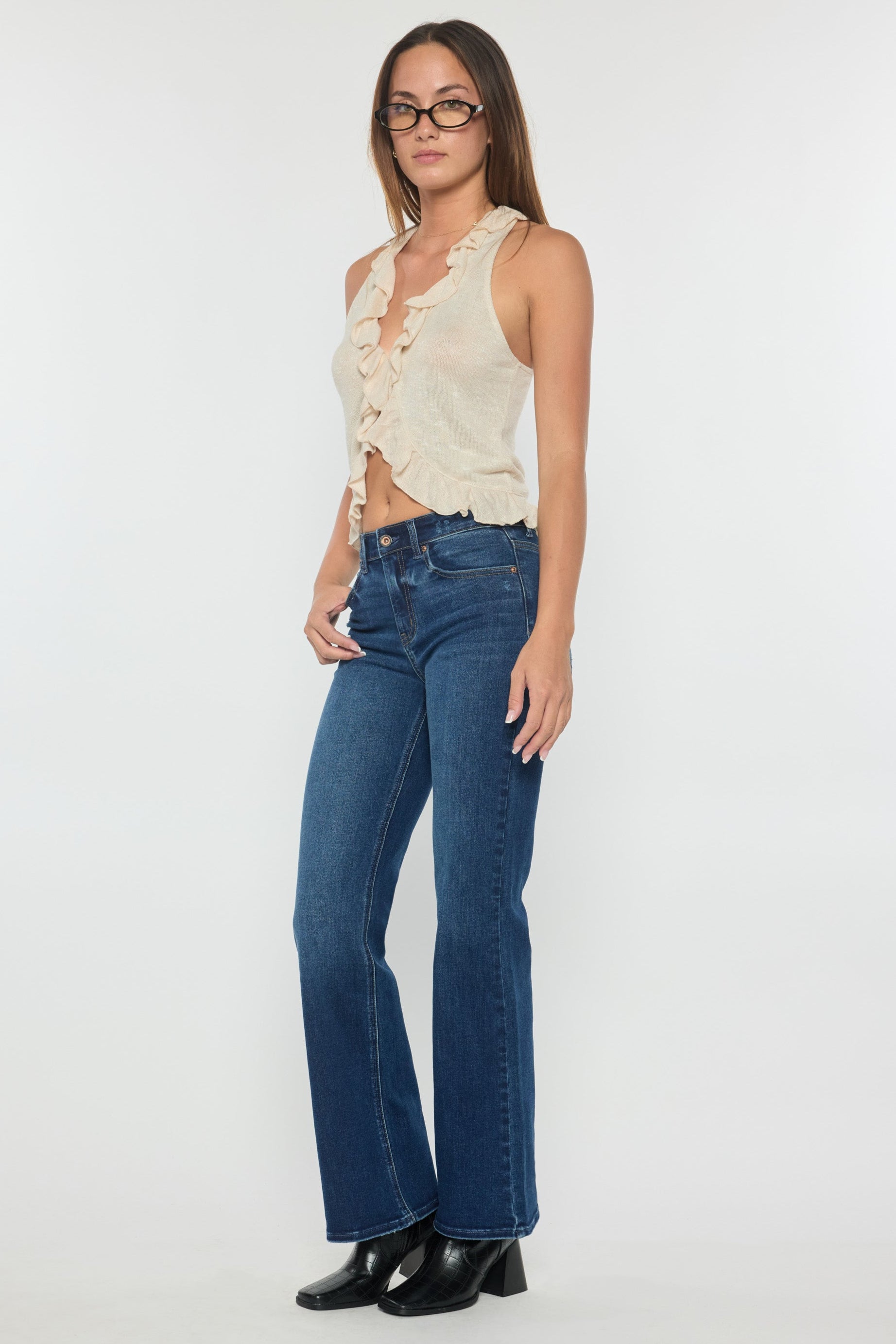 Women's blue wide-leg jeans, perfect for casual outings