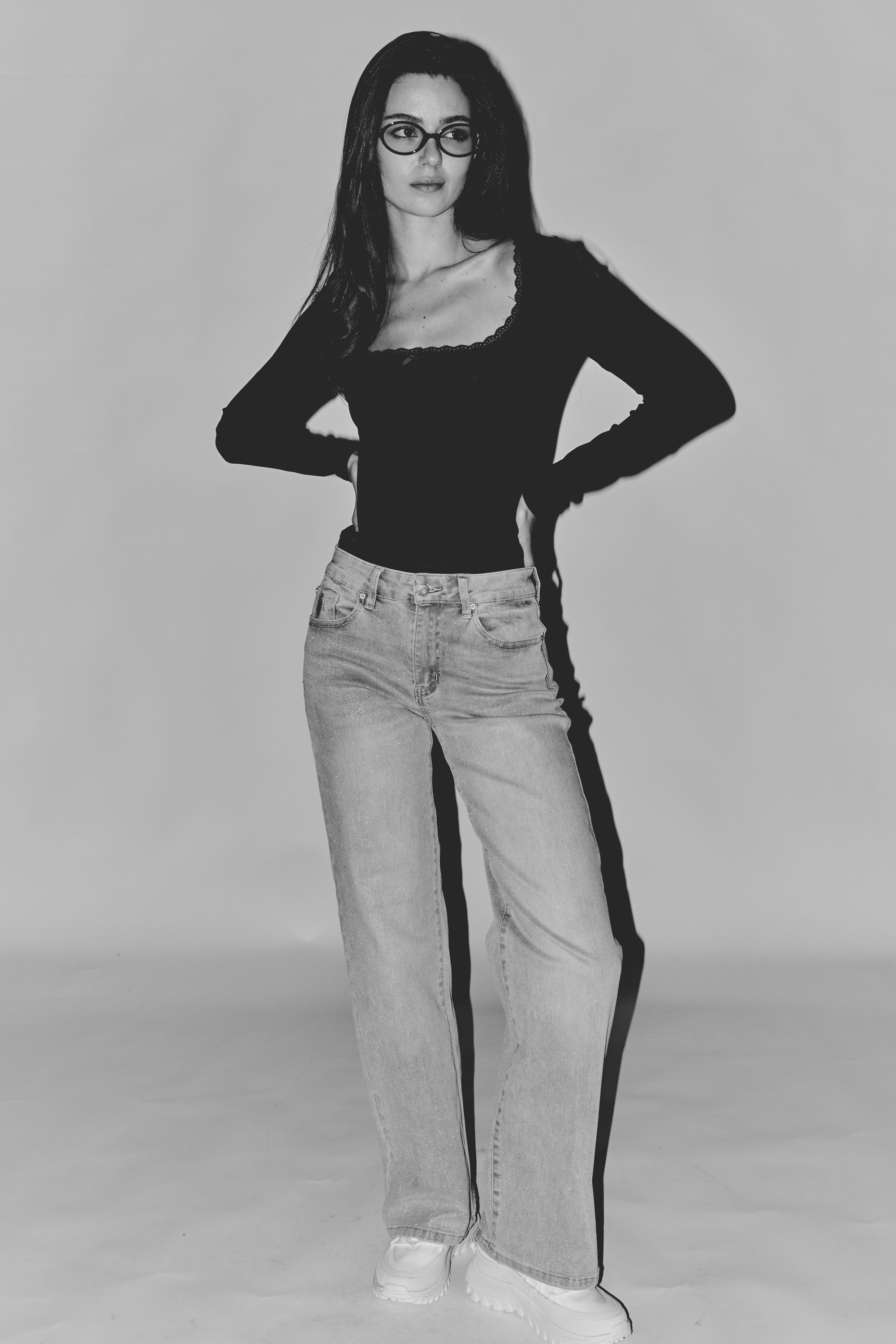 Women's wide-leg jeans in light denim, perfect for casual outings