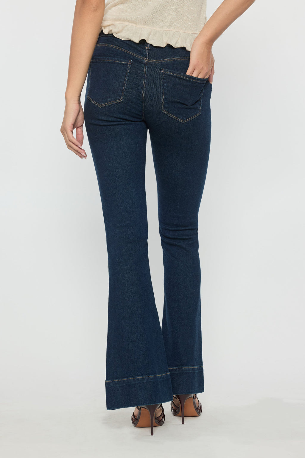 Women's blue wide-leg jeans, high-waisted, ideal for casual outings