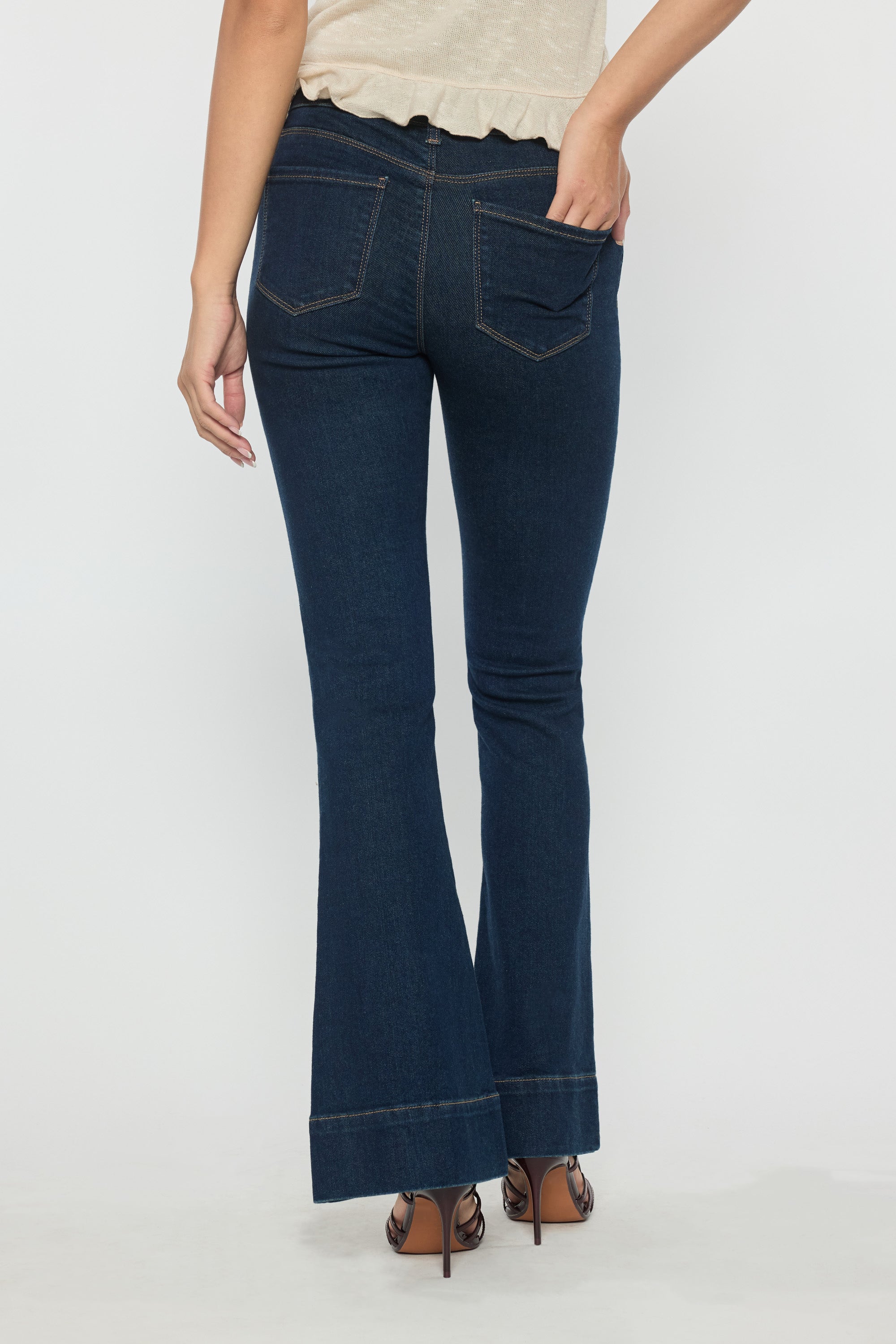 Women's blue wide-leg jeans, high-waisted, ideal for casual outings