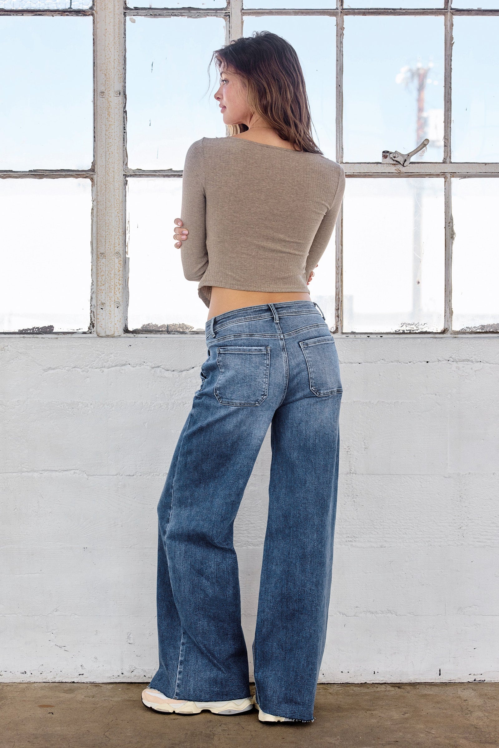 Women's wide-leg jeans in blue denim for casual wear